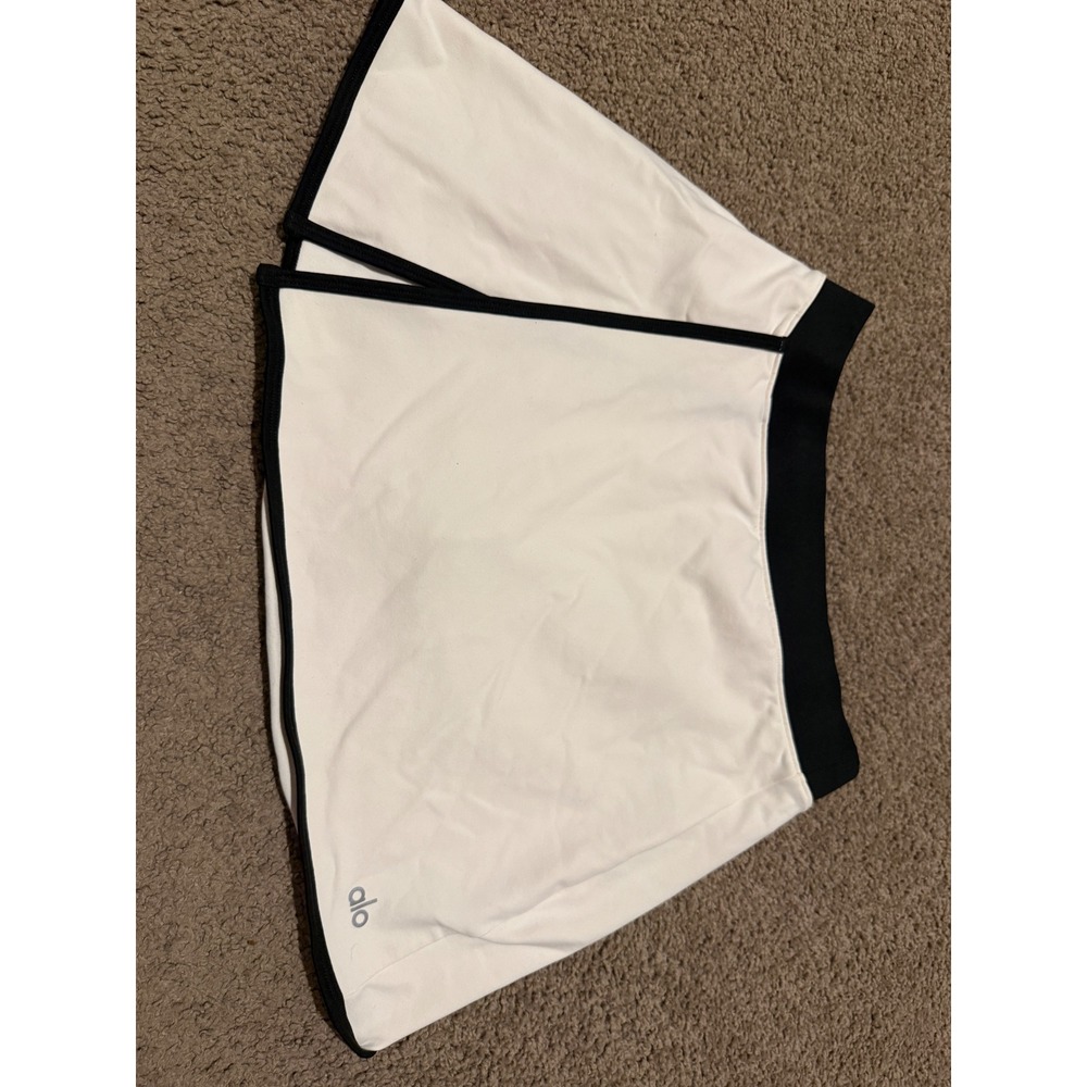 ALO Yoga Airbrush Streamlined Skirt in Ivory/Black